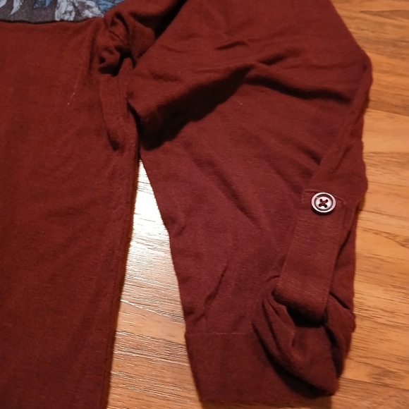 24/7Maurices Women's Size Med Floral Patchwork V-Neck Top - Burgundy and Gray - Picture 4 of 5